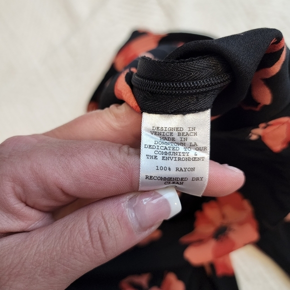 NWT Flynn Skye Black Coral Pink Floral Pants 100% Rayon Size Small - Picture 4 of 9